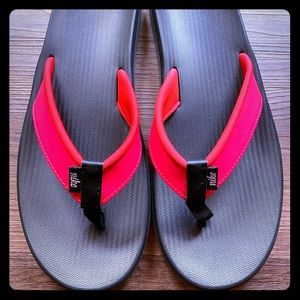 Brand New/Never Worn Women’s Size 8 Nike Sandals